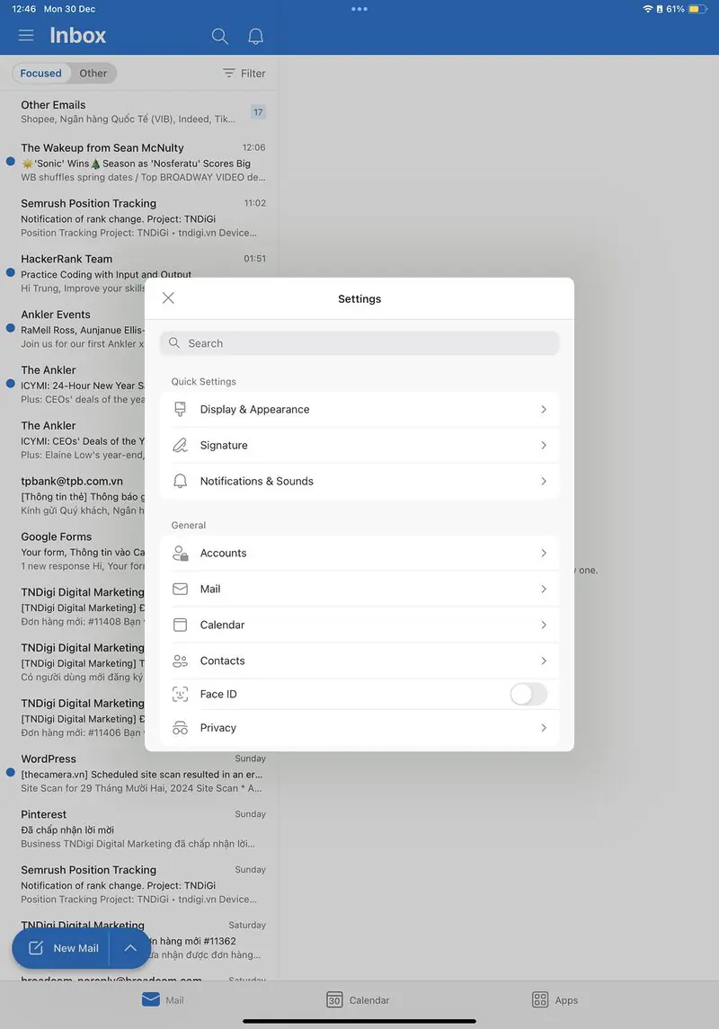 Bạn mở ứng dụng Outlook, vào mục setting và chọn đến mục Account