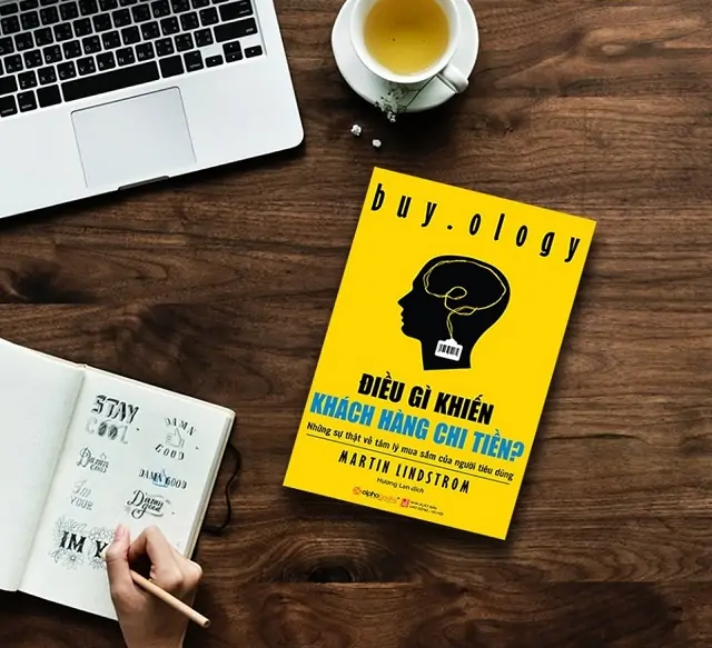 Sách hay về marketing kinh điển nhất định phải có cuốn Điều gì khiến khách hàng chi tiền. Sách mang đến những yếu tố về tâm lý ảnh hưởng đến quyết định của người mua hàng trong thị trường đầy sự cạnh tranh như ngày nay.Để người mua hàng chi tiền cho sản phẩm không chỉ xuất phát từ những quảng cáo bắt mắt mà còn có thể là những câu nói dễ nhớ hoặc là hiệu ứng dây chuyền. Cuốn sách đem lại những thông tin cực kỳ hữu ích đảm bảo cho người đọc luôn cảm thấy thú vị